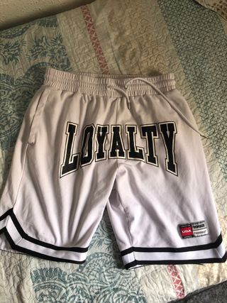 Pantalon corto Loyalty de segunda mano por 10 EUR en Esplugues de Llobregat  en WALLAPOP
