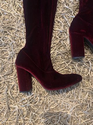 Botas altas terciopelo Zara de segunda mano por 10 EUR en Elda en WALLAPOP