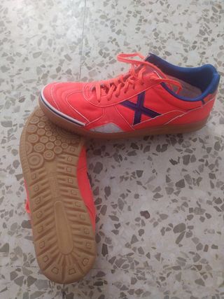 Zapatillas de fútbol sala de segunda mano en Jaén en WALLAPOP