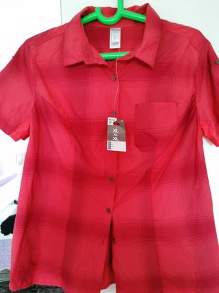Camisa mujer Decathlon de segunda mano por 6 EUR en Sant Andreu de la Barca  en WALLAPOP