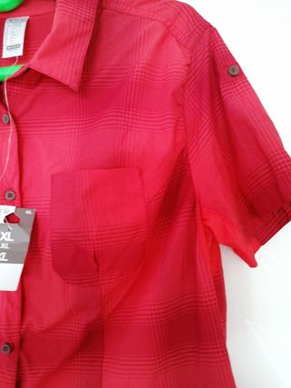 Camisa mujer Decathlon de segunda mano por 6 EUR en Sant Andreu de la Barca  en WALLAPOP