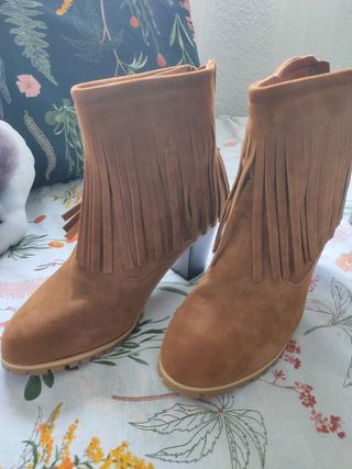 Botines Flecos Venca de segunda mano por 8 EUR en Móstoles en WALLAPOP