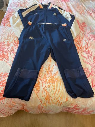 Chándal Adidas poliéster de segunda mano por 60 EUR en Palma de Mallorca en  WALLAPOP