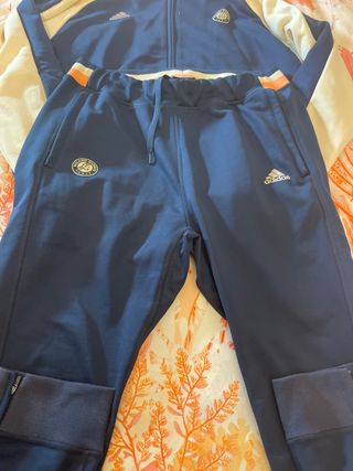 Chándal Adidas poliéster de segunda mano por 60 EUR en Palma de Mallorca en  WALLAPOP