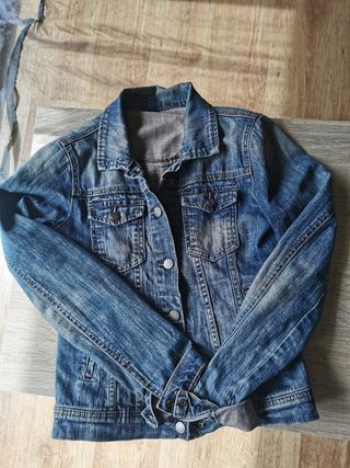 Cazadora tejana Benetton de segunda mano por 7 EUR en Blanes en WALLAPOP