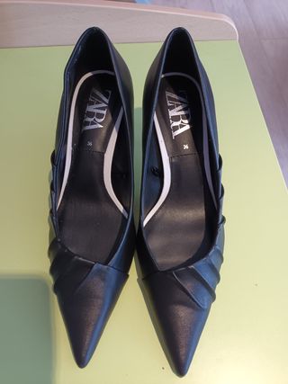 Zapatos negros de tacón, de Zara de segunda mano por 10 EUR en Viladecans  en WALLAPOP