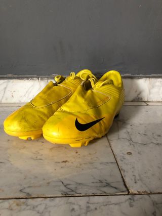 Botas fútbol nike de segunda mano por 15 EUR en Sevilla en WALLAPOP