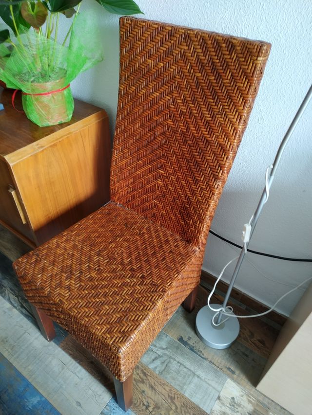 Set tavolo e sedie RATAN per soggiorno.