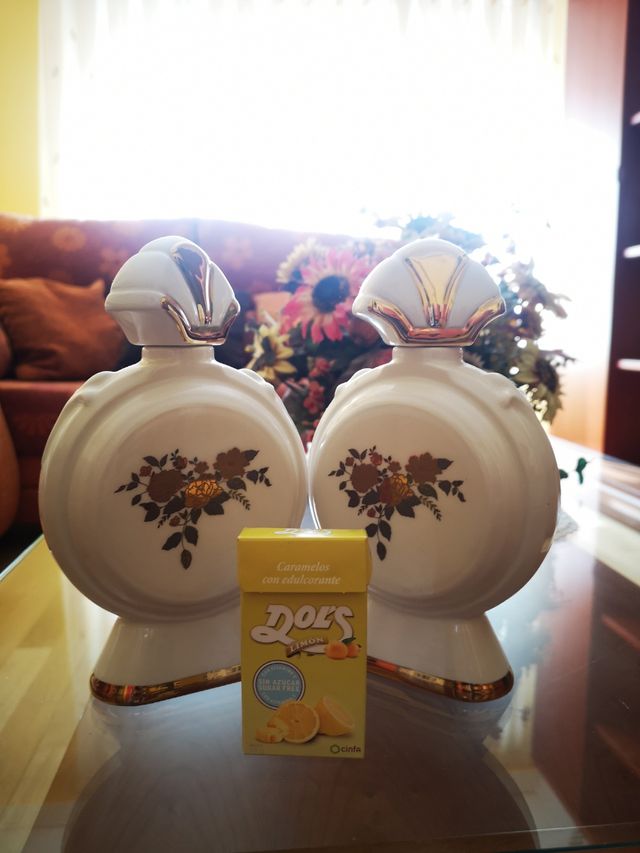 joyero, bandeja joyas y botellas de perfume