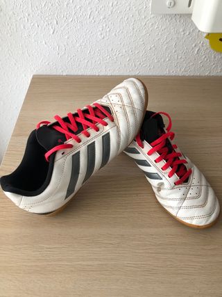 Zapatillas Fútbol Sala talla 40 Adidas de segunda mano por 11 EUR en  Valencia en WALLAPOP
