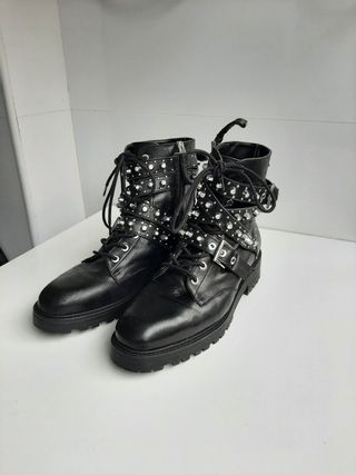 Botines Zara tachuelas de segunda mano en WALLAPOP