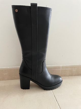 Botas xti con tacón de segunda mano por 8 EUR en Santa Cruz de Tenerife en  WALLAPOP