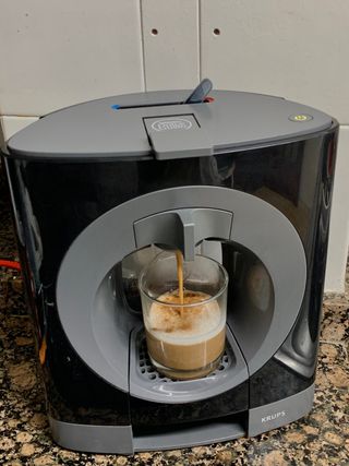 Cafetera Krups Dolce Gusto Oblo KP1105 de segunda mano por 19 EUR en Llíria  en WALLAPOP