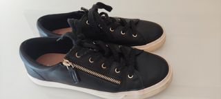 Zapatillas Stradivarius de piel negras de segunda mano por 5 EUR en  Vacarisses en WALLAPOP