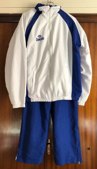 Chandal azul eléctrico y blanco Daedo.Nuevo de segunda mano por 20 EUR en  Barcelona en WALLAPOP
