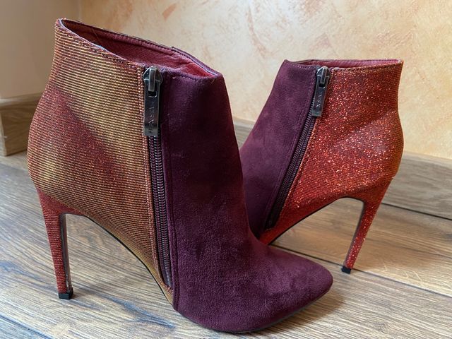 Botines burdeos, nuevos con tela brillante.