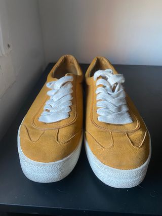 Zapatillas Mostaza de segunda mano por 5 EUR en Mora en WALLAPOP