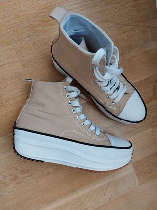 Zapatilla bota plataforma tipo converse. camel de segunda mano por 10 EUR  en Gijón en WALLAPOP