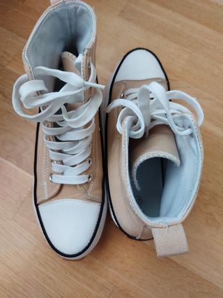 Zapatilla bota plataforma tipo converse. camel de segunda mano por 10 EUR  en Gijón en WALLAPOP