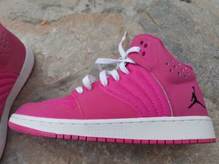 Zapatillas Nike Air Jordan talla 38 rosa de segunda mano por 75 EUR en  Torrevieja en WALLAPOP