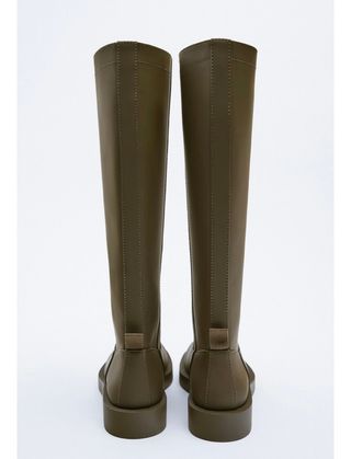 Botas engomadas ZARA de segunda mano por 30 EUR en Zaragoza en WALLAPOP