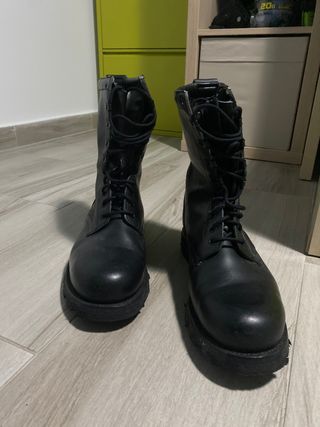 Botas militares talla 45 de segunda mano por 25 EUR en Jerez de la Frontera  en WALLAPOP