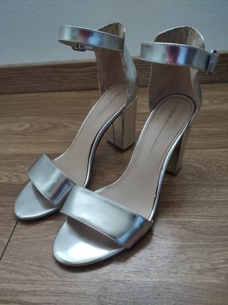 Sandalias plateadas de Pull\u0026amp;Bear (Talla 38). de segunda mano por 10 EUR  en Sada en WALLAPOP