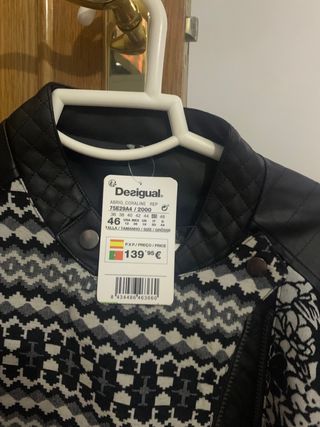 2 Chaqueta DESIGUAL de segunda mano por 35 EUR en Ripollet en WALLAPOP