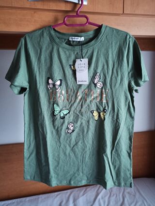 Camiseta mariposas con etiquetas TM Stradivarius de segunda mano por 5 EUR  en Vitoria-Gasteiz en WALLAPOP