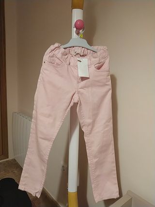 Pantalón rosa pastel niña 6-7 años(116cm) de segunda mano por 5 EUR en  Paiporta en WALLAPOP
