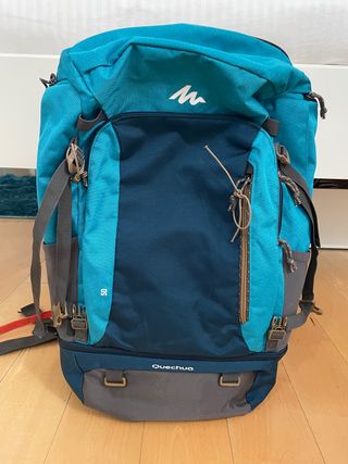 Mochila Quechua para viaje de segunda mano por 25 EUR en Madrid en WALLAPOP