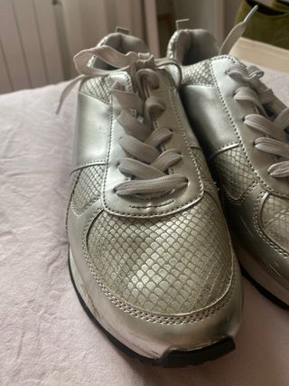 Zapatillas plateadas ZARA de segunda mano por 10 EUR en Madrid en WALLAPOP