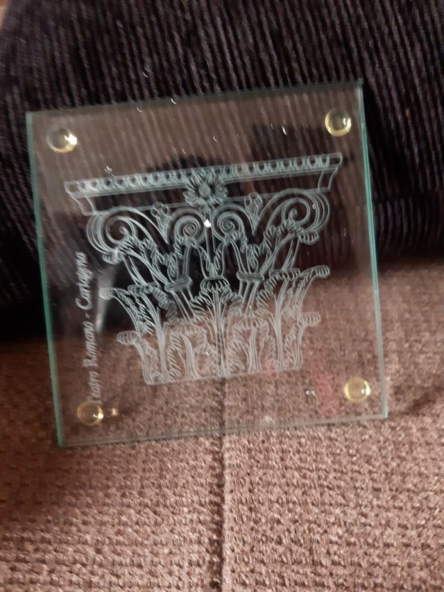 posavaso de cristal del teatro romano de Cartagena