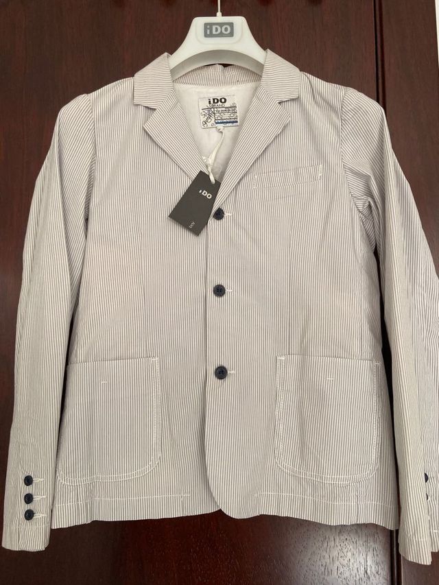 Americana algodón color beige con raya en gris.