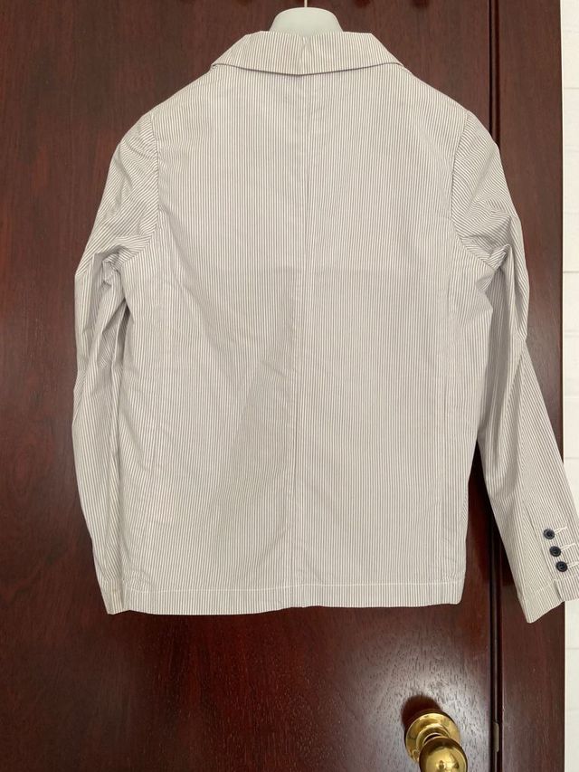 Americana algodón color beige con raya en gris.