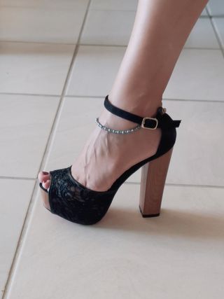 Sandalias negras tacon de madera de segunda mano por 20 EUR en Valencia en  WALLAPOP