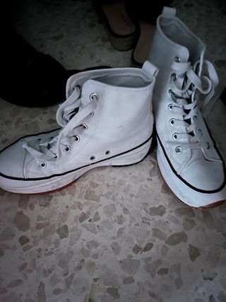 Zapatillas blancas polipiel de segunda mano por 11 EUR en Alcalá la Real en  WALLAPOP