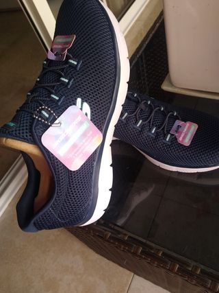 Zapatillas Skechers señora.sin estrenar número 39. de segunda mano por 25  EUR en Sevilla en WALLAPOP