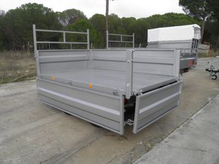 REMOLQUE CAJA FIJA RUEDAS DEBAJO