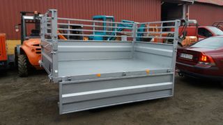 REMOLQUE CAJA FIJA RUEDAS DEBAJO