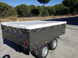 REMOLQUE CAJA FIJA RUEDAS DEBAJO