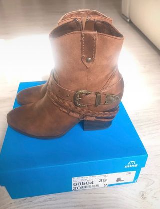 Botines marrones mustang de segunda mano por 30 EUR en Palencia en WALLAPOP