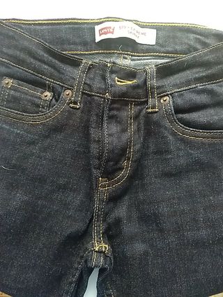 Pantalon Levis talla 8 de segunda mano por 15 EUR en Pamplona en WALLAPOP