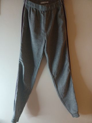 Pantalón chandal Pull and Bear de segunda mano por 4 EUR en Barcelona en  WALLAPOP