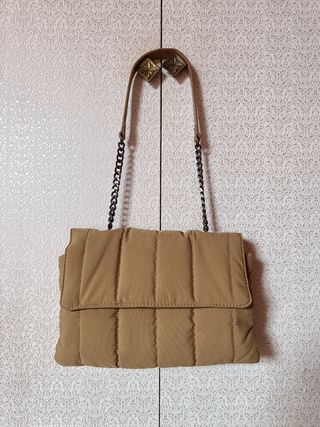 Bolso acolchado nylon marrón Zara de segunda mano por 8 EUR en Torrelavega  en WALLAPOP