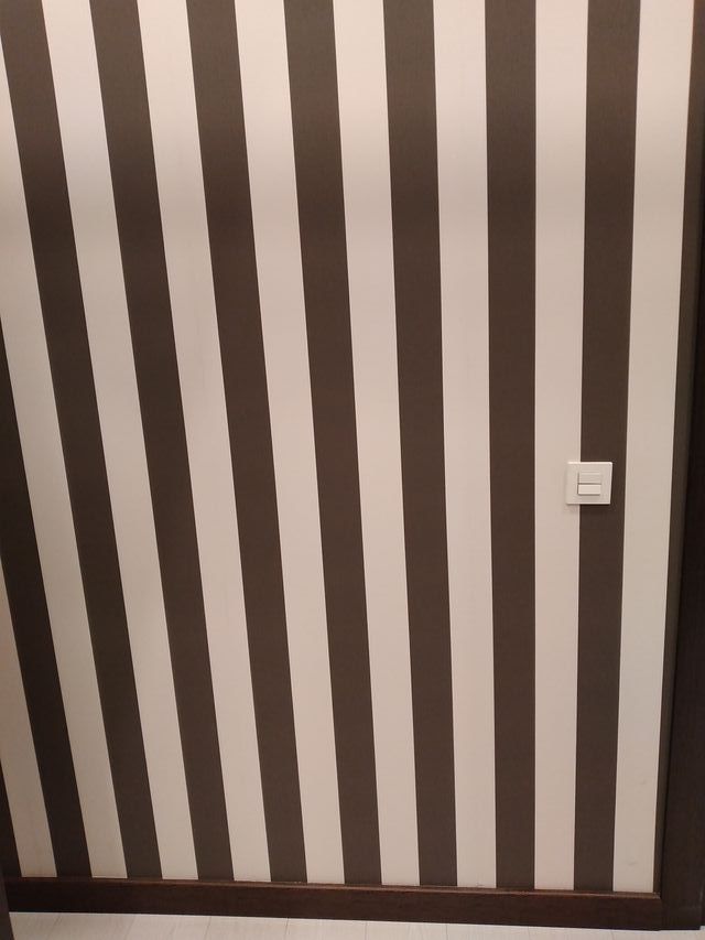 PAPEL PINTADO FRANJAS MARRÓN/HUESO