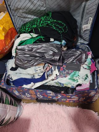 Maleta de ropa de mujer de segunda mano por 100 EUR en Madrid en WALLAPOP
