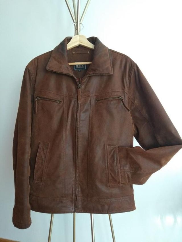 Chaqueta de piel marrón.