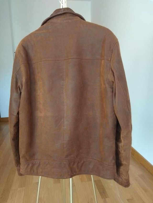 Chaqueta de piel marrón.