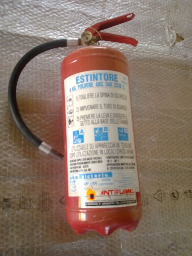 Estintori carichi funzionanti e scarichi 